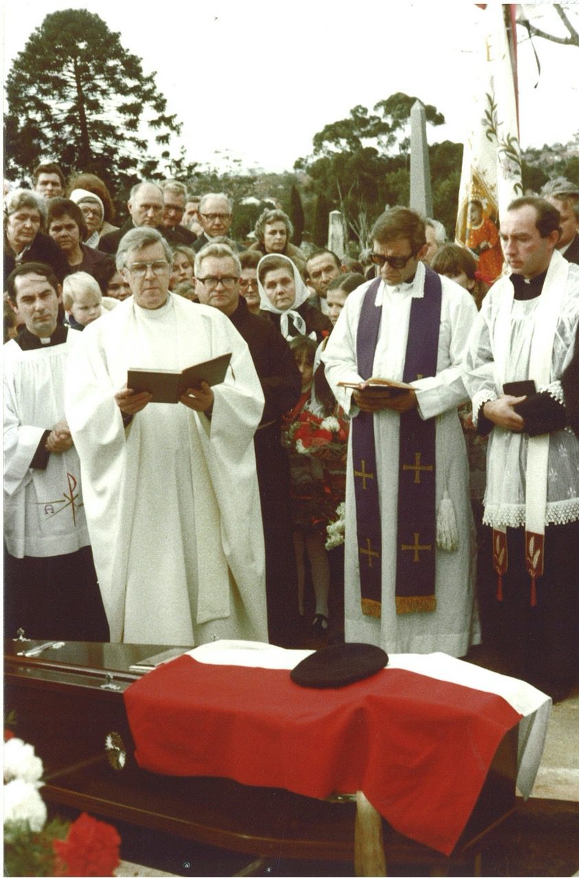 Pogrzeb O. Janusa SJ. 01.08.1980 – na cmentarzu w Kew ceremoniom przewodniczy prowincjał australijskich jezuitów, Fr. Paul Duffy SJ.