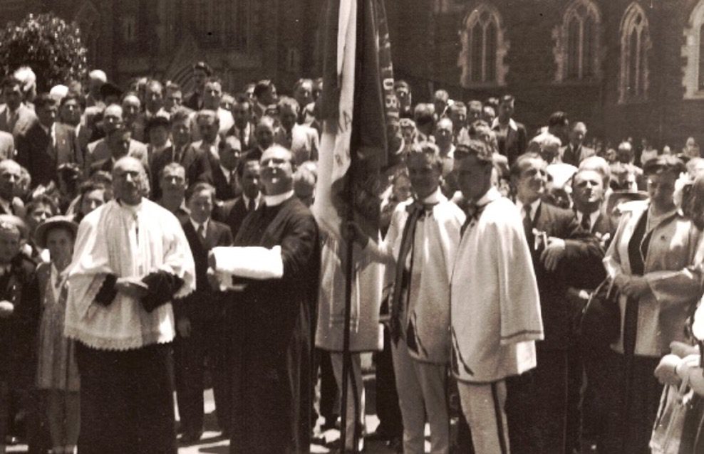 O. Józef Janus SJ z O. Stanisławem Skudrzykiem SJ Przed Kościołem św. Ignacego w Richmond – ok 1952.