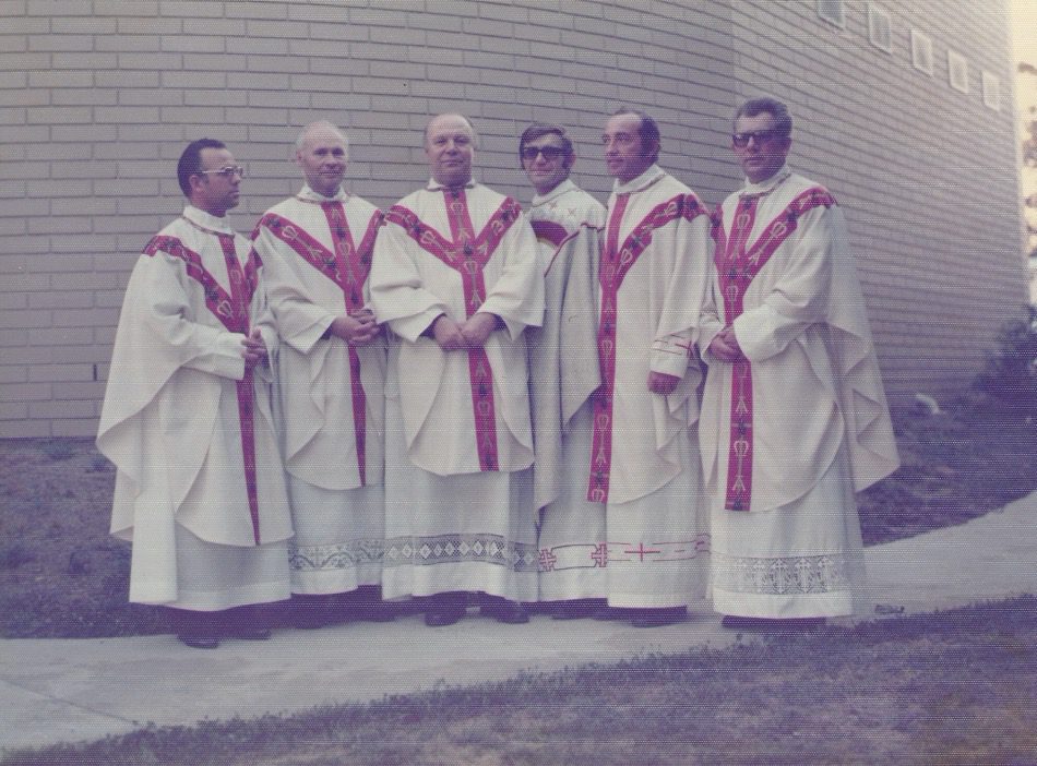 Essendon. Rok 1975. Po Mszy świętej odpustowej. (Obecni Polscy Duszpasterze: M. Laban SVD, R. Koperski OP, J. Janus SJ, L. Kiesch SJ, W. Słowik SJ i Z. Nowicki SJ).