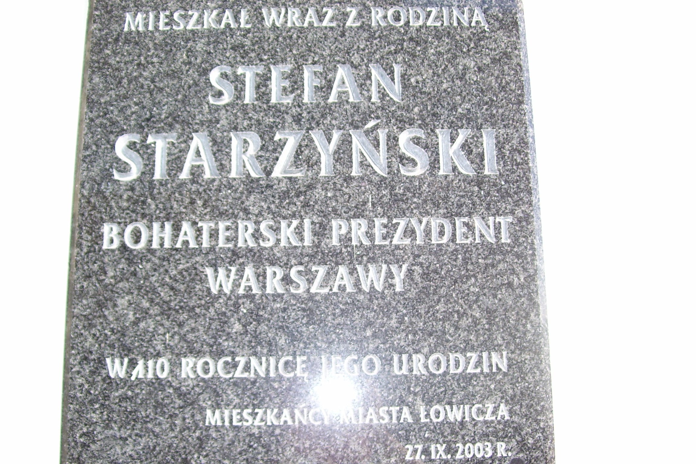 2. Tablica pamiątkowa w Łowiczu ufundowana w 110 rocznicę urodzin Stefana Starzyńskiego. Fot. Ewa i Bogumił Liszewscy.