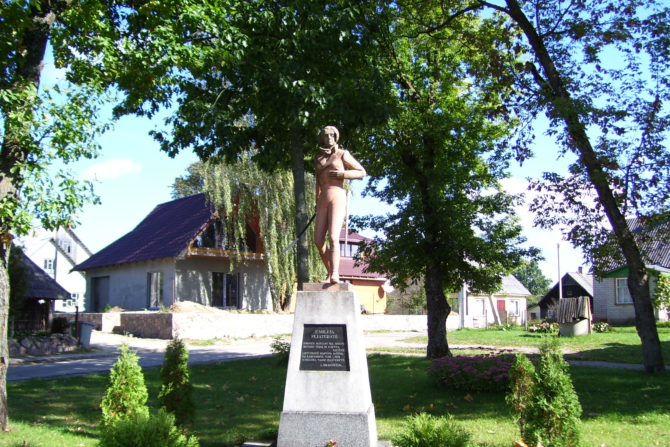 Pomnik Emilii Plater na rynku w Kopciowie. Fot. z archiwum autorów.