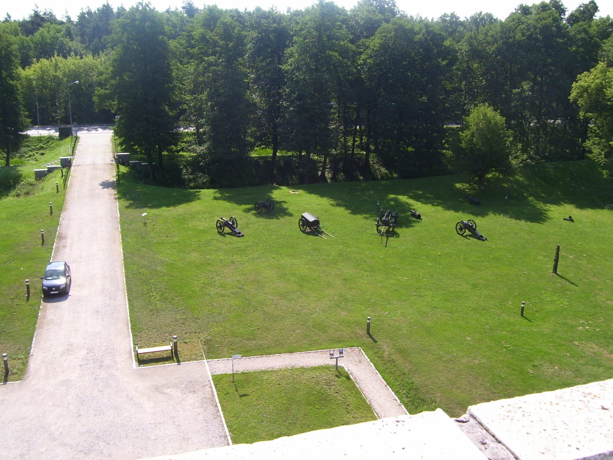 Widok z tarasu widokowego mauzoleum na teren dawnego carskiego fortu. Fot. z archiwum autorów