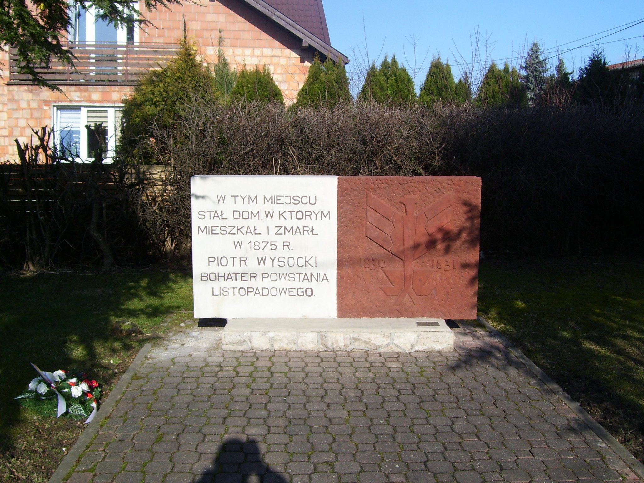 Tablica wskazująca miejsce, w którym stał dom Wysockiego w Warce, w którym mieszkał po powrocie z zesłania. Fot. z archiwum autorów.