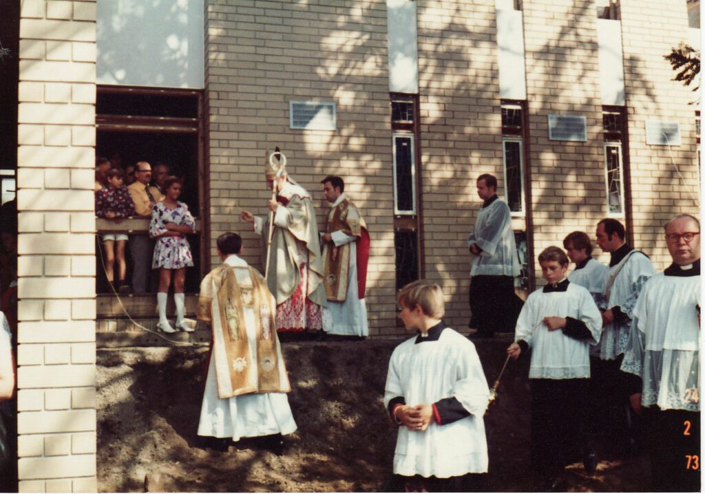 24.02.1973 świecenie zewnętrznych murów koscioła