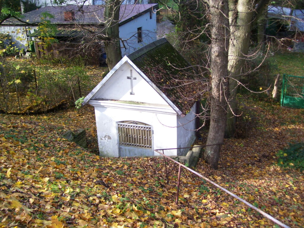 Kapliczka dusz czyśćcowych w Puszczy Mariańskiej. Fot. z archiwum autorów.