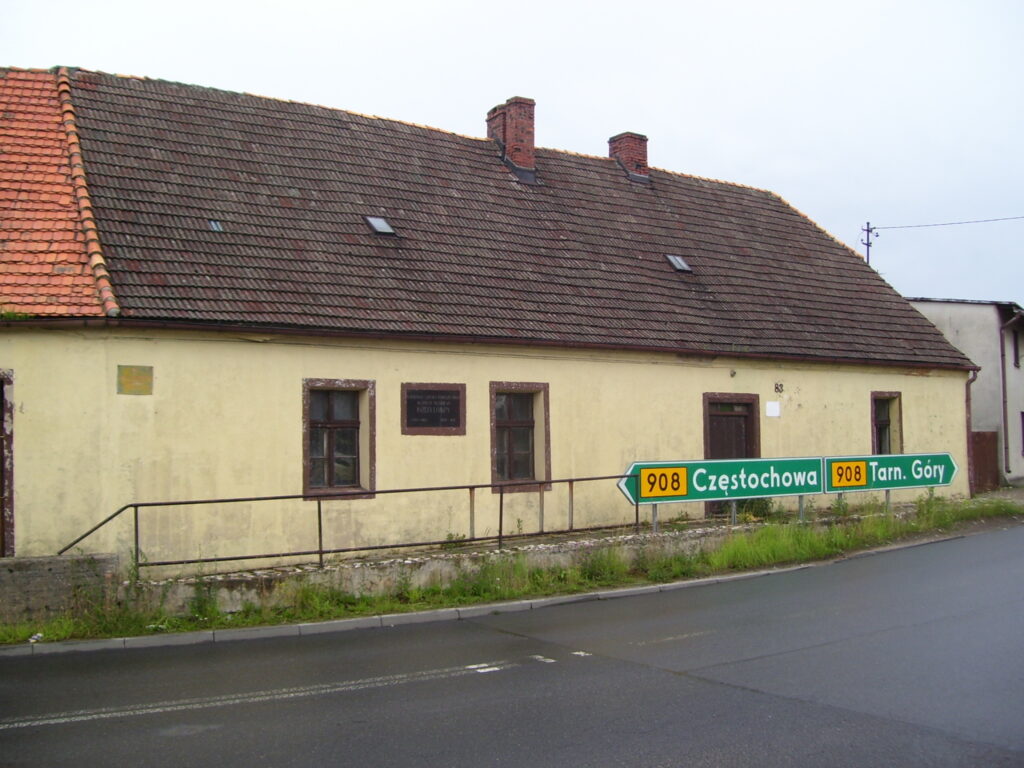 Budynek starej szkoły w Lubszy Śląskiej, przy drodze z Częstochowy do Tarnowskich Gór, którą Lompa samodzielnie wybudował i w której przez ponad trzydzieści lat był nauczycielem. Za budynkiem szkoły znajdował się ogród botaniczny. Fot. z archiwum autorów.