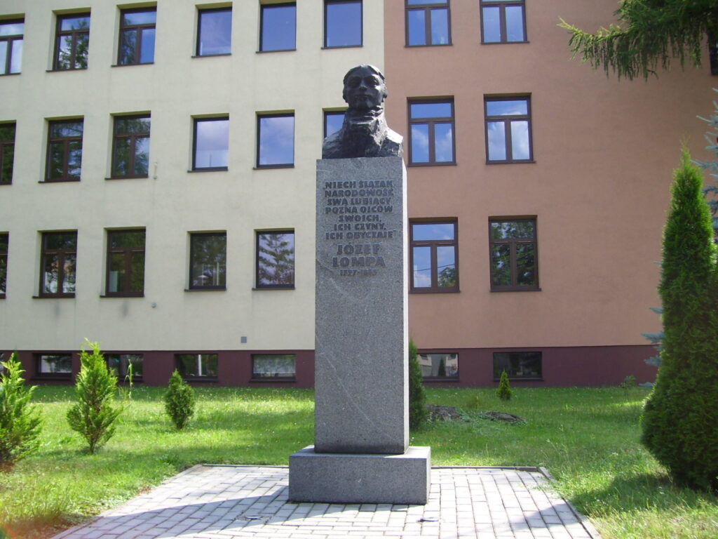 Pomnik Józefa Lompy w Oleśnie przed szkołą jego imienia. Fot. z archiwum autorów.